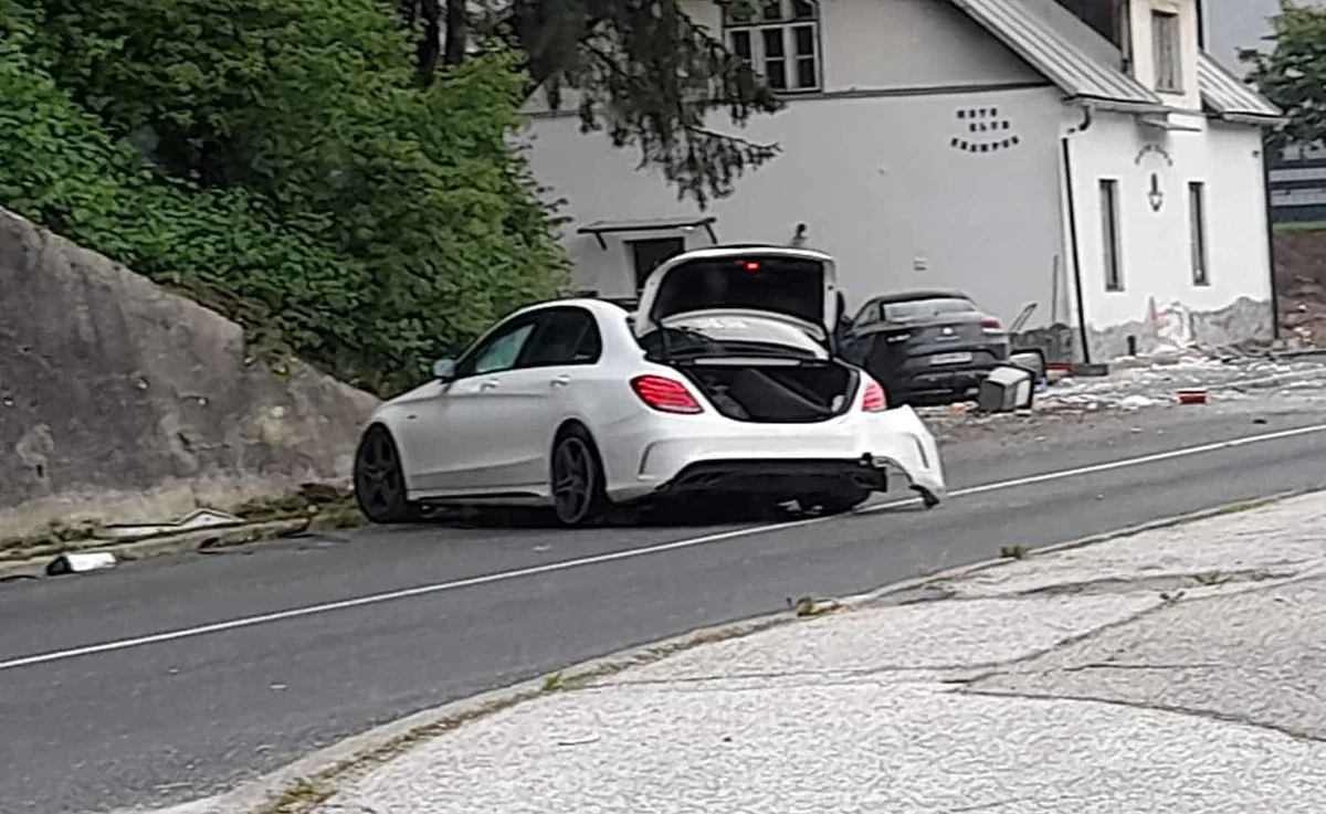 V Mežici v prometni nesreči dve osebi poškodovani. Eno odpeljali v bolnico. Na Ravnah iz dvigala rešili ujeto osebo