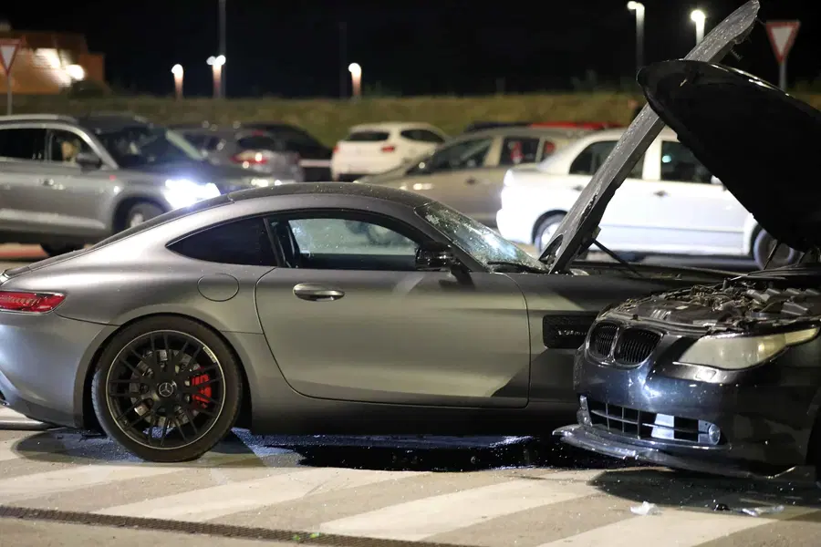 Divjal po parkirišču nakupovalnega centra nato zapeljal v ljudi. Pet oseb poškodovanih (FOTO)