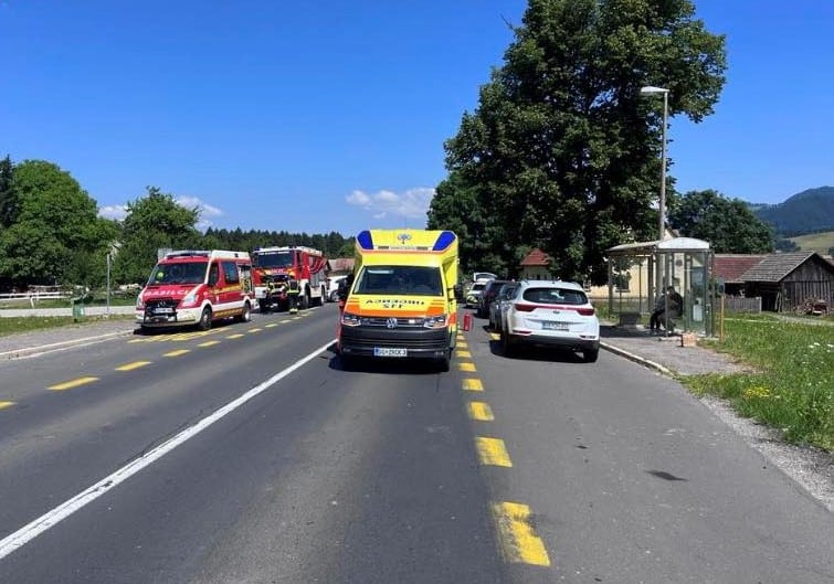 V Mislinjski Dobravi trčili osebni vozili. Eno osebo prepeljali v bolnico
