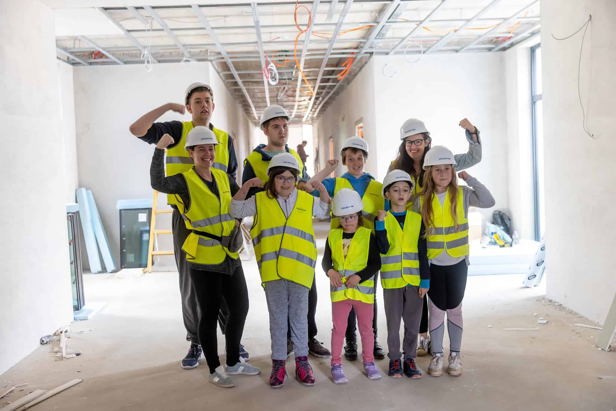 Učenci Tretje osnovne šole Slovenj Gradec so si ogledali gradbišče (FOTO)