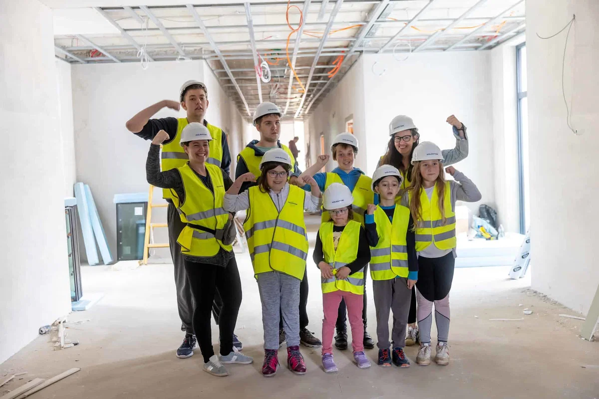 Učenci Tretje osnovne šole Slovenj Gradec so si ogledali gradbišče (FOTO)