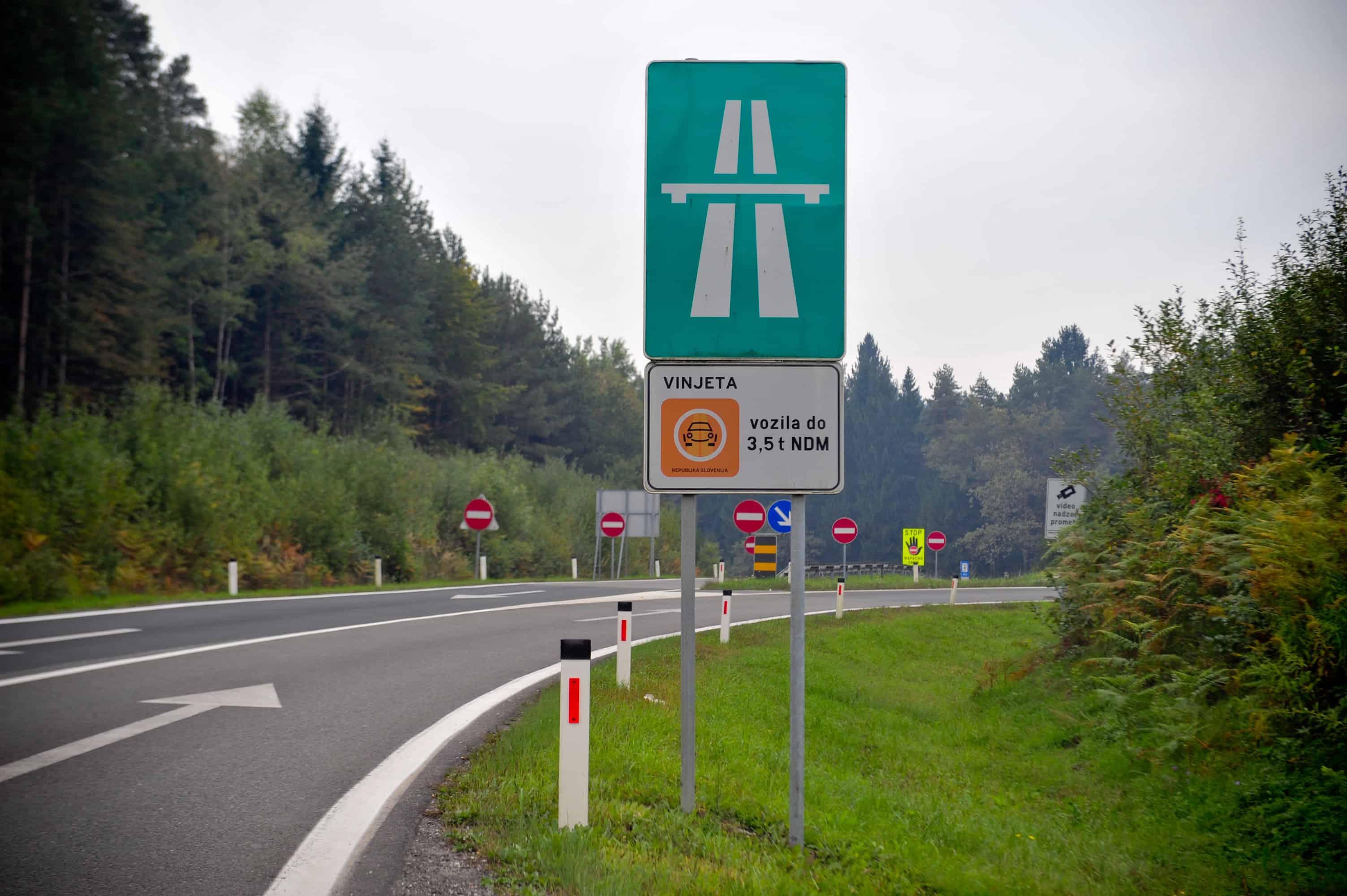 Na gradbišču avtoceste v delovni nesreči umrl delavec