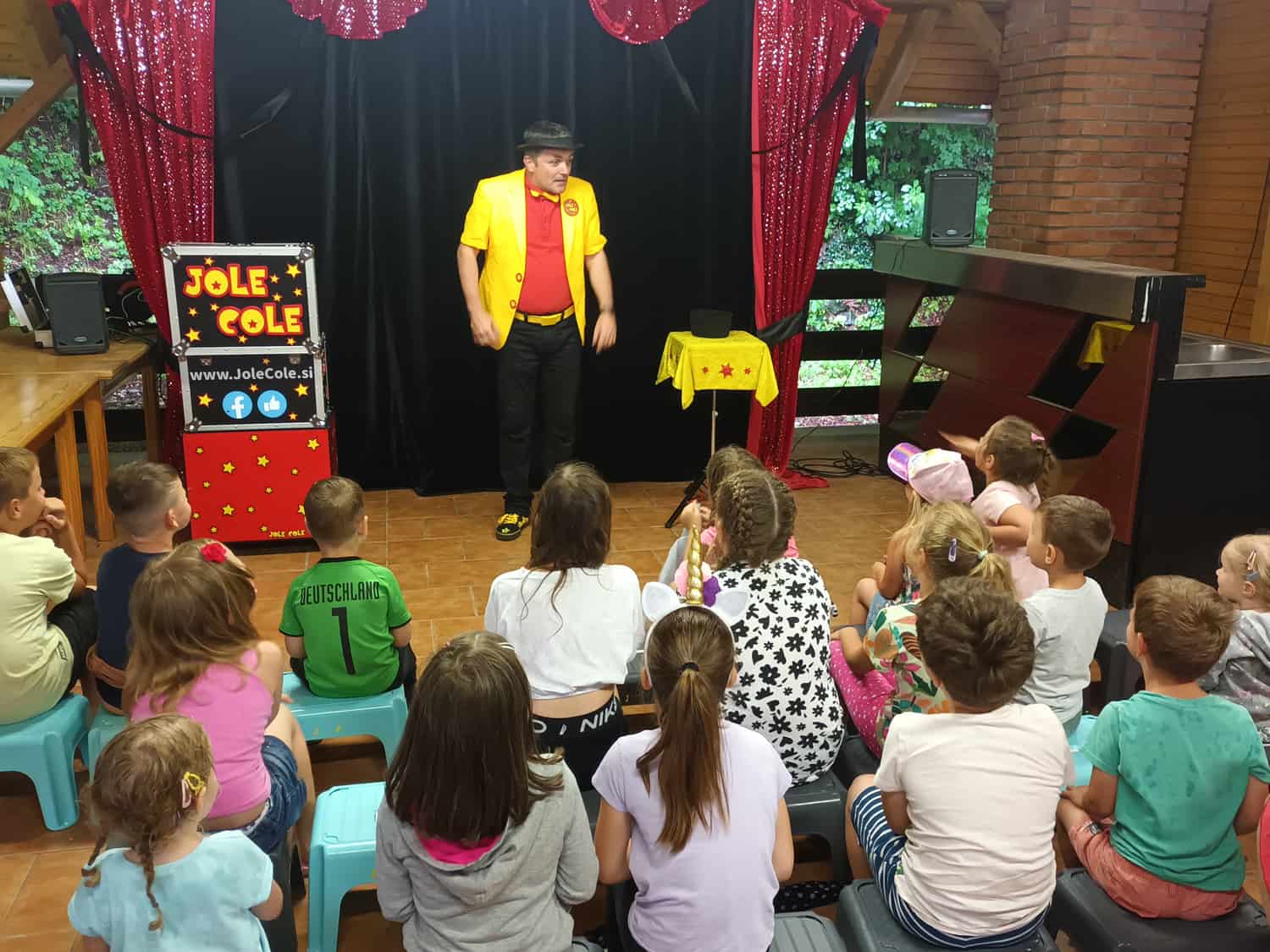 Jole Cole s čarovnijami navdušil otroke v Dravogradu