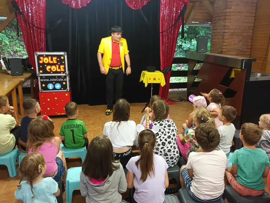 Jole Cole s čarovnijami navdušil otroke v Dravogradu