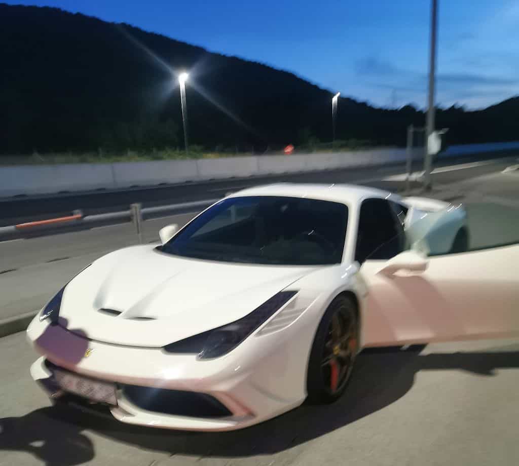 Ustavili voznika, ki sta po primorski avtocesti divjala s hitrostjo 269 in 292 kilometrov na uro