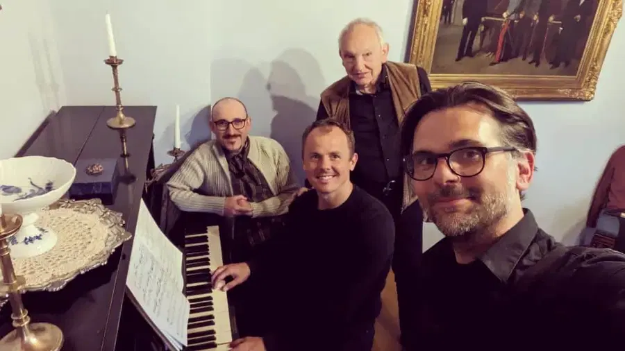 Pred Dvorcem Bukovje se obeta glasbeni večer z Etno bando Poseben gušt