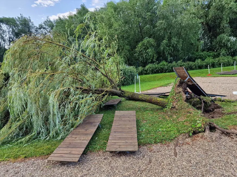 Vodni park Radlje zaradi izrednih razmer ne obratuje, trenutno zaprta tudi cesta na Kope