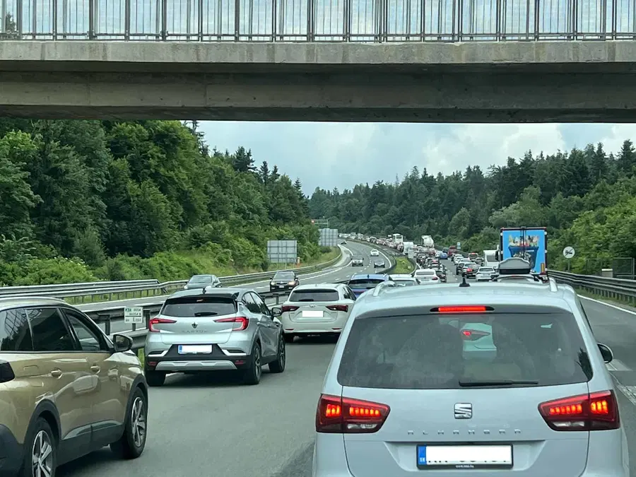 Na cestah tudi danes pričakovati zastoje