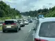 Sončen vikend in prazniki ponovno prinašajo gnečo na cestah 