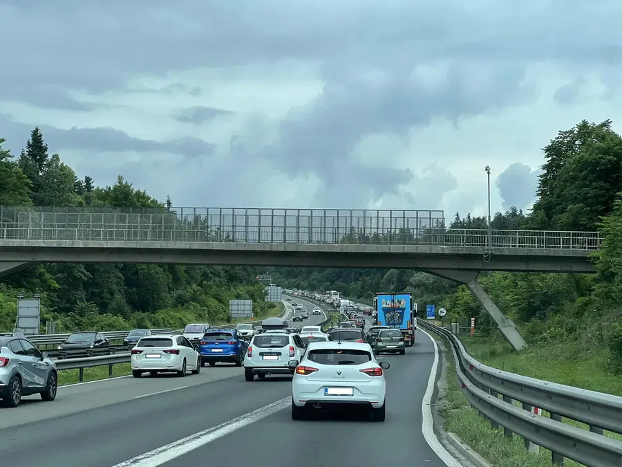 Na cestah tudi danes pričakovati zastoje