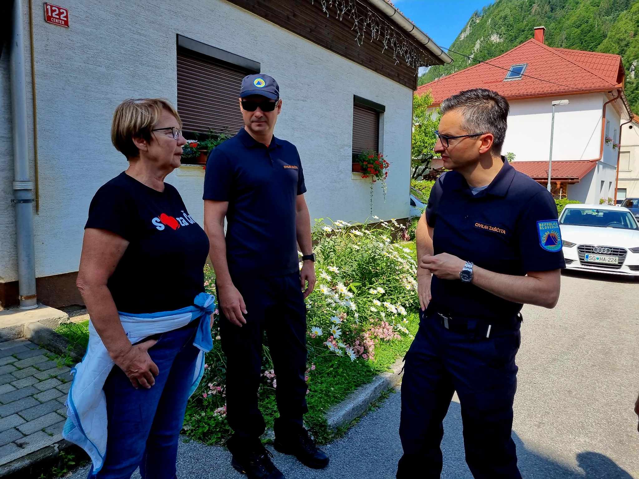 V Črno prispela pomoč Slovenske vojske, najhujša območja si ogleduje tudi Marjan Šarec