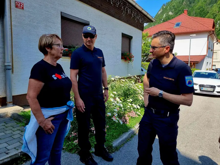 V Črno prispela pomoč Slovenske vojske, najhujša območja si ogleduje tudi Marjan Šarec