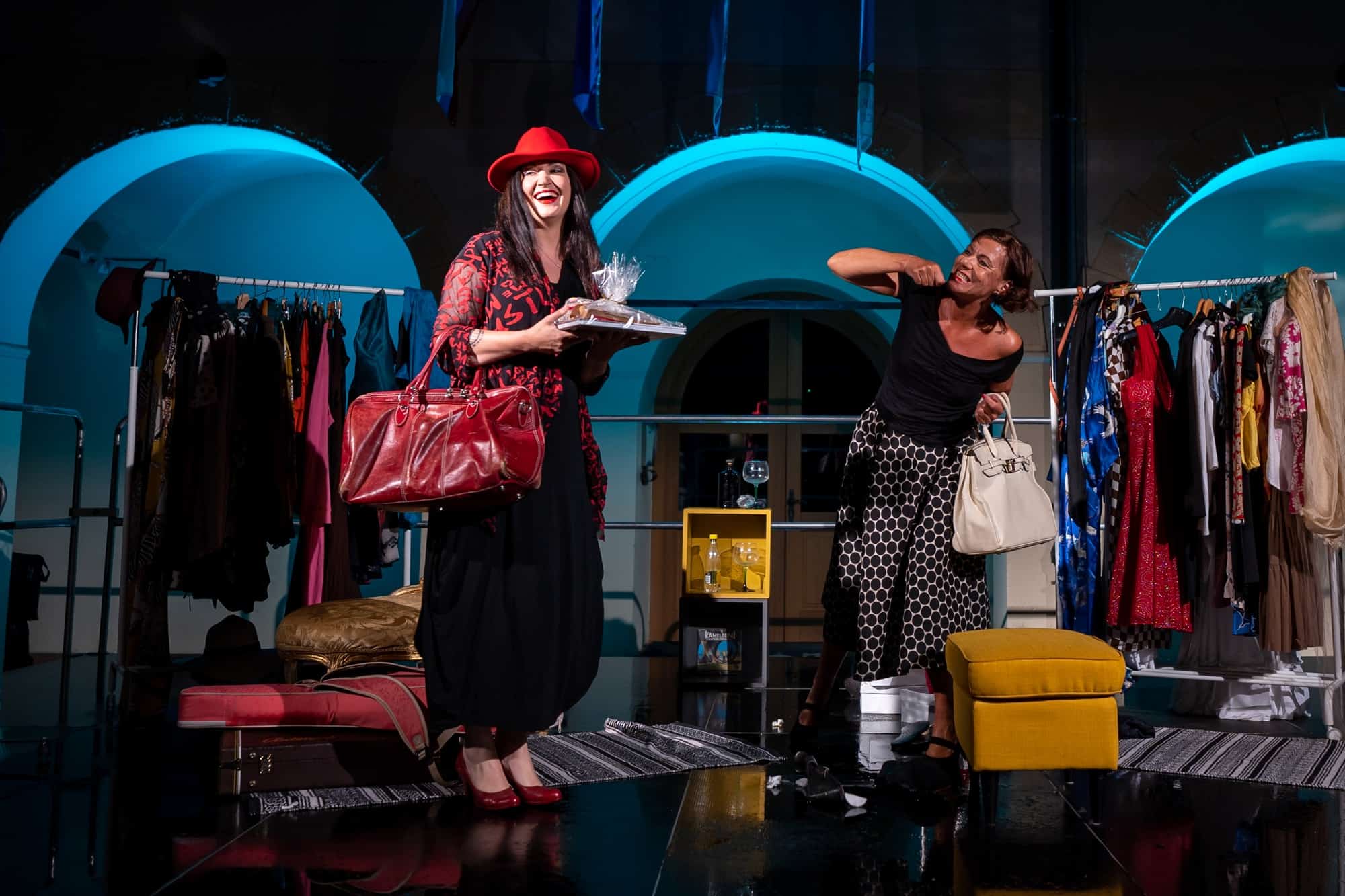 Maja Blagovič in Tinkara Kovač navdušili v predstavi Gola