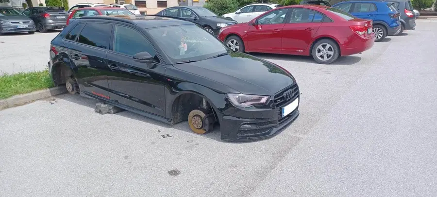 V Slovenj Gradcu nepridiprav ukradel vsa štiri platišča