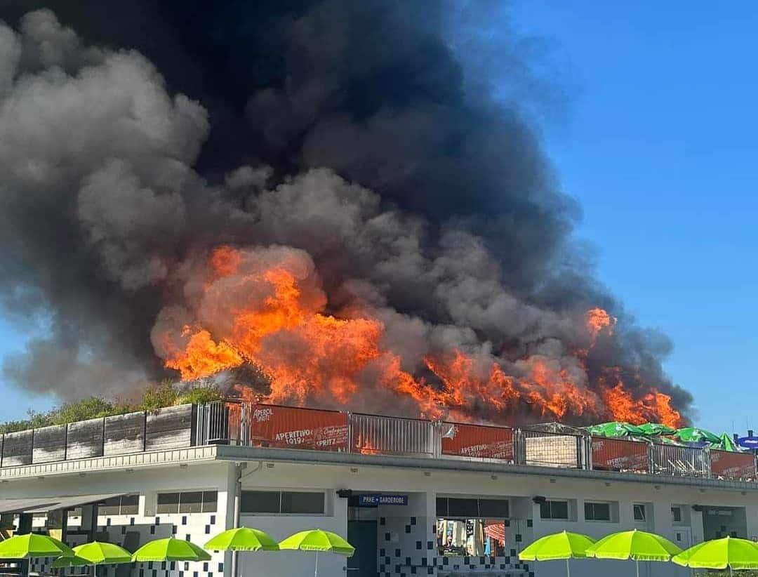 Grozljivo: Požar zajel kopališče Aqualuna (Video)