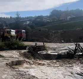 FOTO: Na Ravnah odneslo most in zalilo celotno ulico
