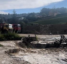 FOTO: Na Ravnah odneslo most in zalilo celotno ulico