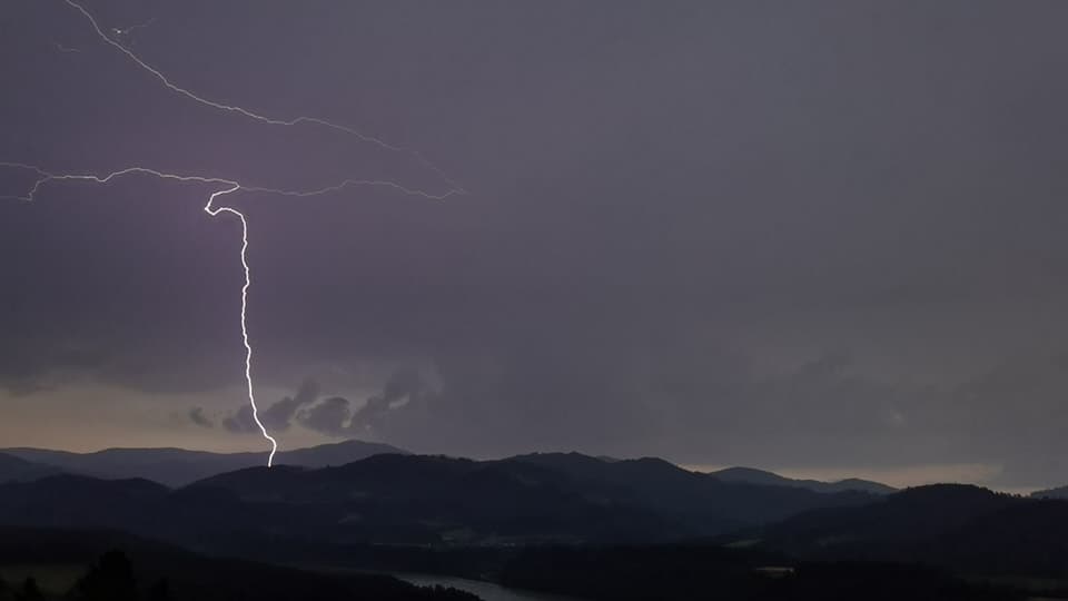 Jutri in v soboto se bodo pojavljale močnejše nevihte s točo in močan veter