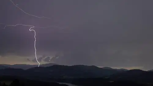 Jutri in v soboto se bodo pojavljale močnejše nevihte s točo in močan veter