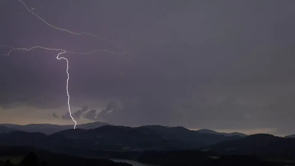 Jutri in v soboto se bodo pojavljale močnejše nevihte s točo in močan veter