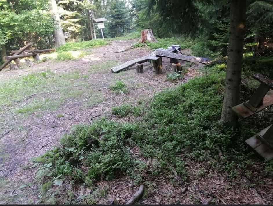 FOTO: Nepridipravi uničili klopi in mize na Gruberjevem vrhu