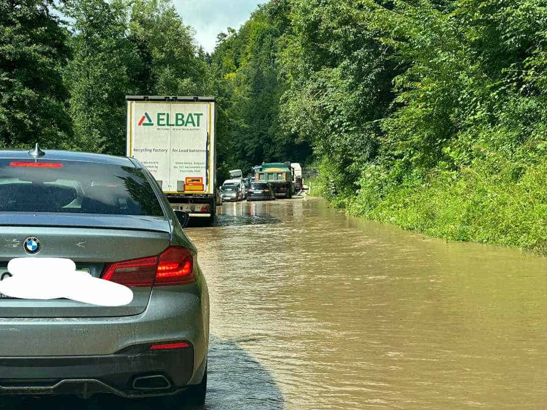 FOTO: Na cesti Velenje - Arja vas v Pirešici voda na vozišču ovira promet
