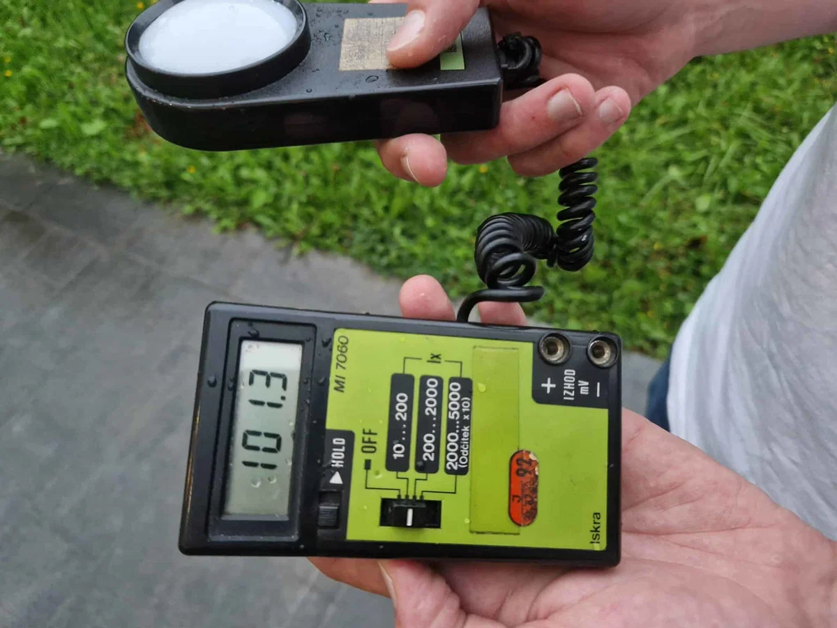 Tema sredi dneva. Takšne na Ravnah ni bilo že več kot sto let