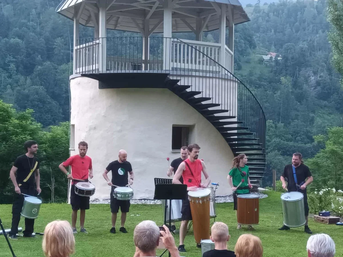 Dvorni glasbeni večer s skupino Sherzer brigade ja zaokrožil praznovanje Občine Dravograd ob njenem prazniku (FOTO)