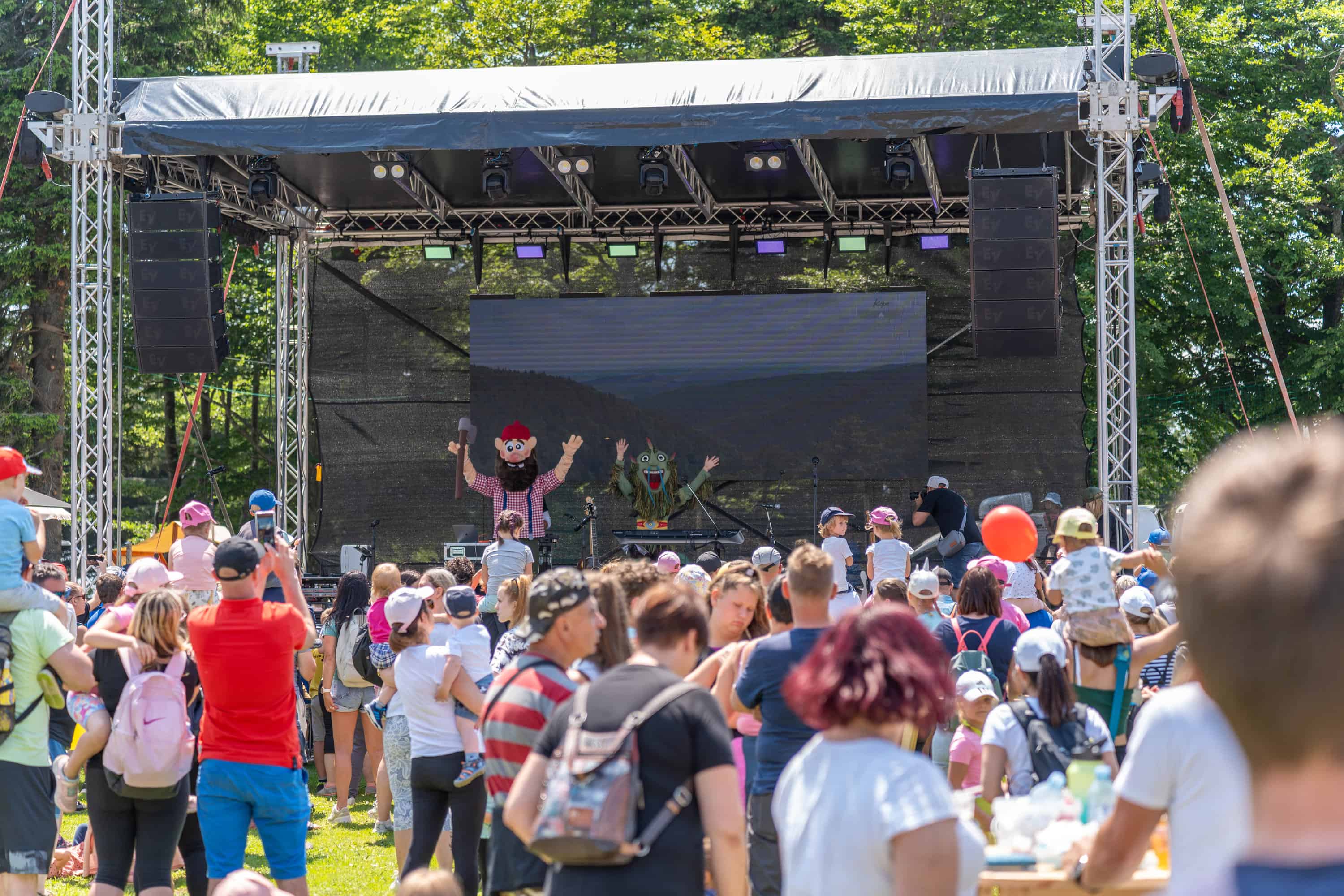Danes na Holcerčkovem festivalu tudi Rovando z nagradno igro