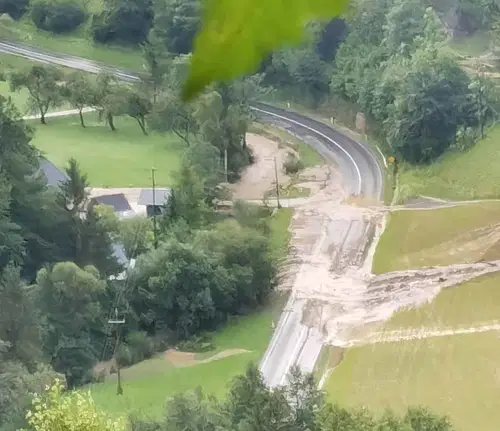 VIDEO: Huda luknja težko prevozna zaradi posledic neurja