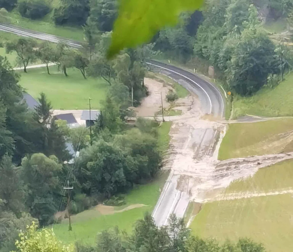 VIDEO: Huda luknja težko prevozna zaradi posledic neurja