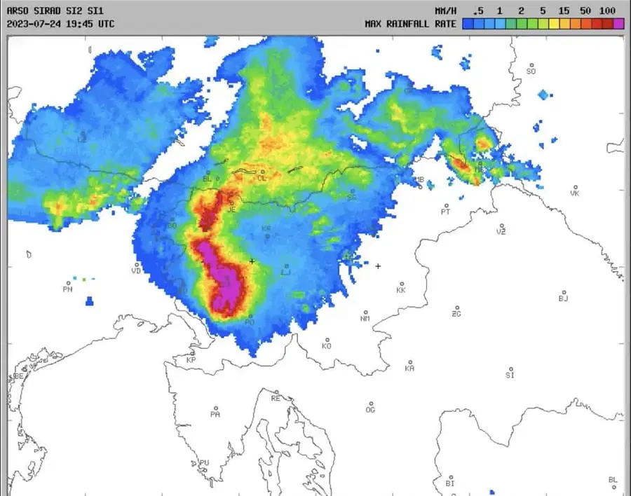 Arso: Zaradi velike verjetnosti toče, vetra in močnih nalivov na zahodu rdeča stopnja vremenske ogroženosti