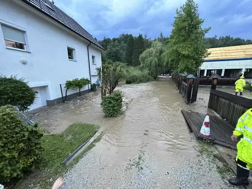 Na Koroškem meteorna voda zalivala kleti, veter odkrival strehe in podiral drevesa