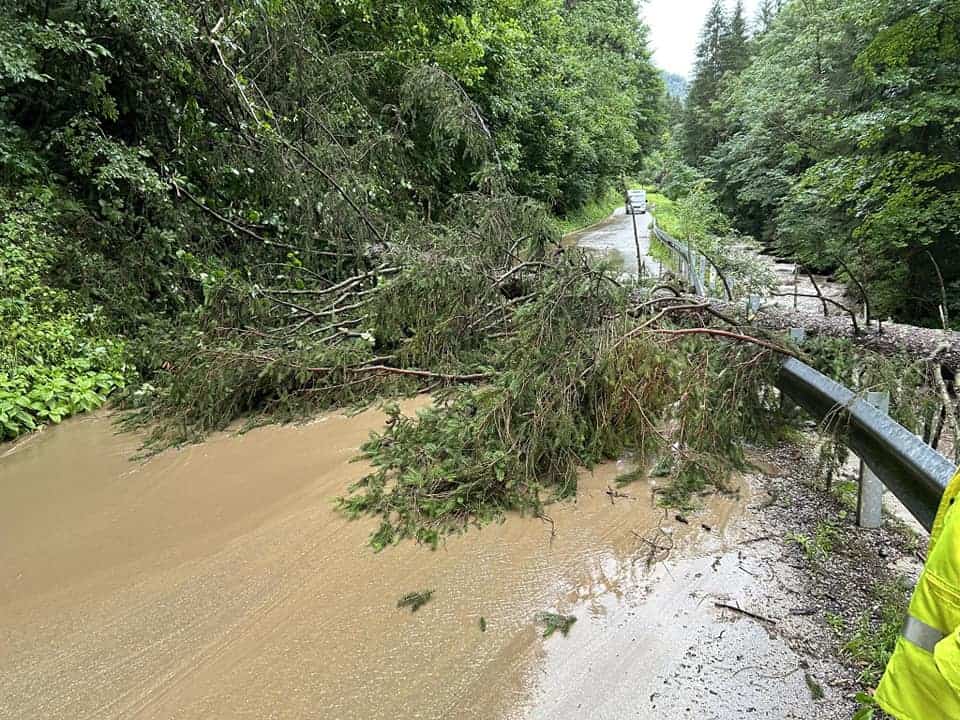 FOTO: V Mislinji meteorna voda zalivala kleti, v Mežici odkrilo streho gasilskemu domu