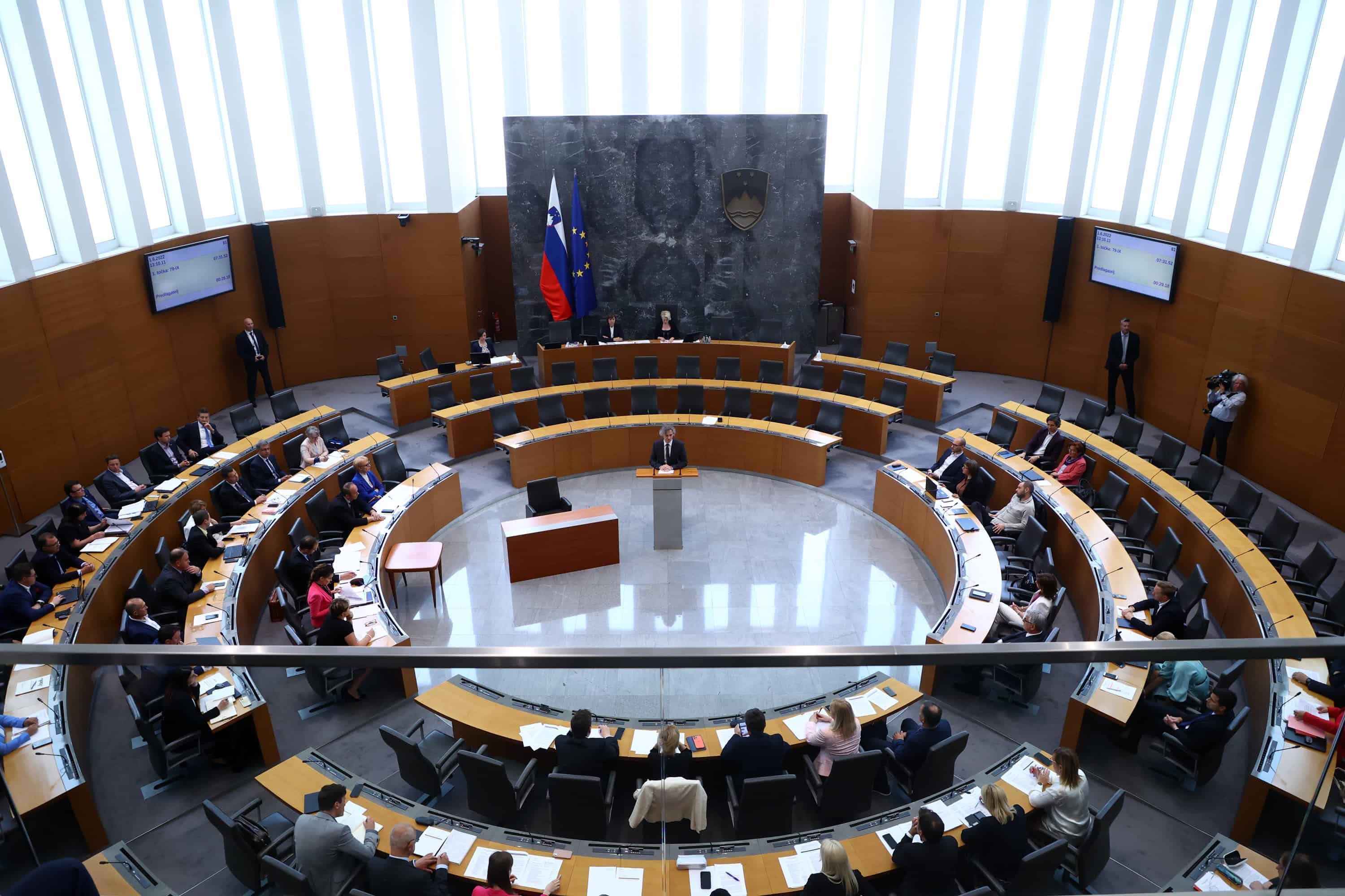 Vlada in sindikati javnega sektorja na nadaljevanju pogajanj ne bodo mogli mimo poletnih poplav