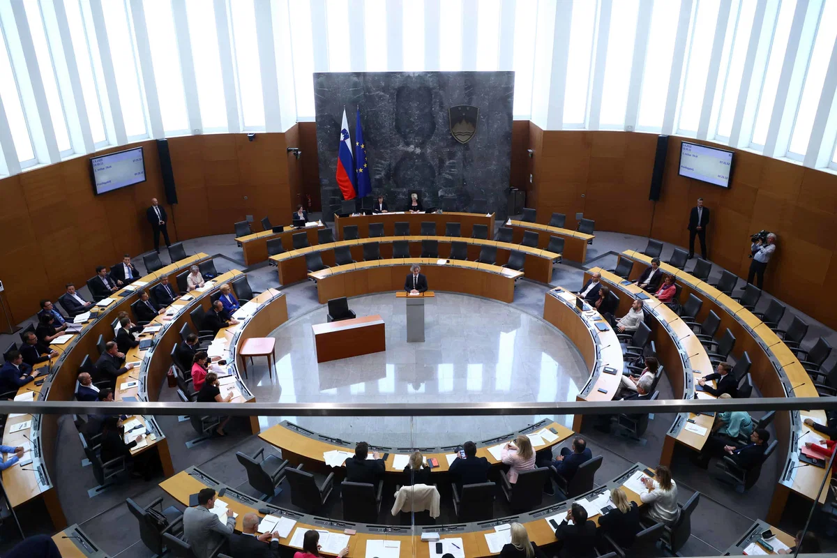 Vlada in sindikati javnega sektorja na nadaljevanju pogajanj ne bodo mogli mimo poletnih poplav