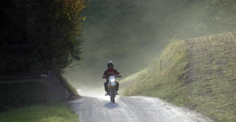 Pri trčenju v Gornjem Doliču se je poškodoval motorist