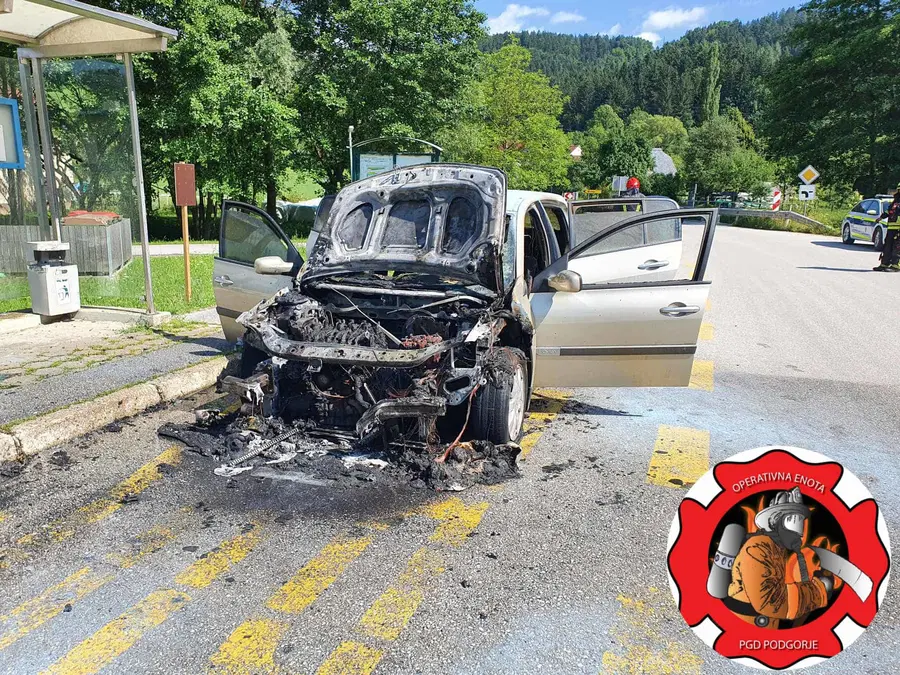 VIDEO: V Šmiklavžu zagorel avto