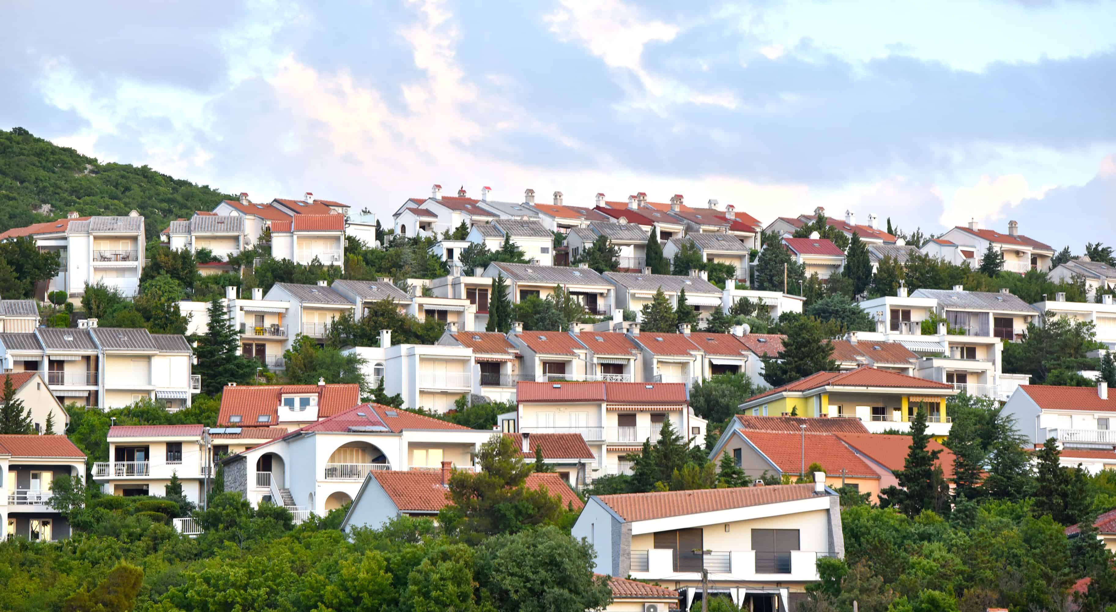 Med osumljenimi v preiskavi nezakonitih legalizacij stavb v hrvaški Istri tudi slovenska državljana