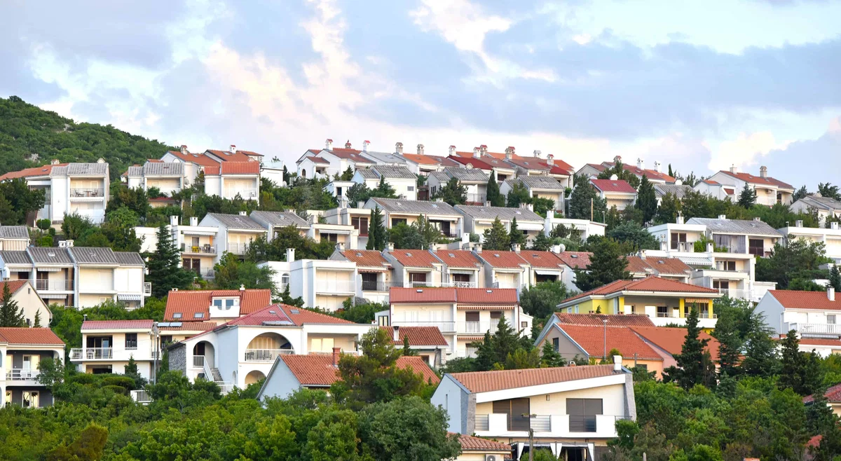 Med osumljenimi v preiskavi nezakonitih legalizacij stavb v hrvaški Istri tudi slovenska državljana