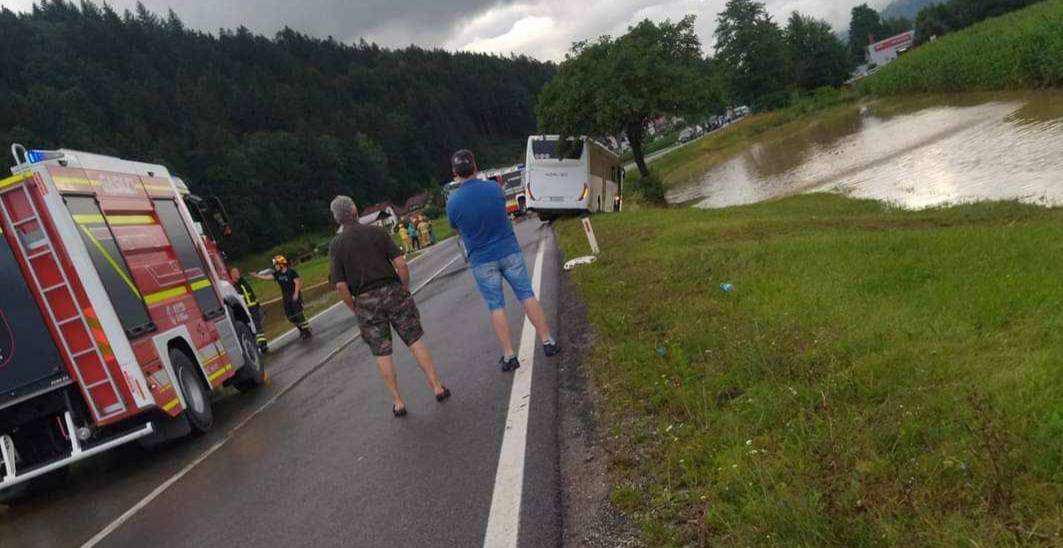 Neurje povzročilo tudi zdrs avtobusa v Bukovski vasi, promet stoji