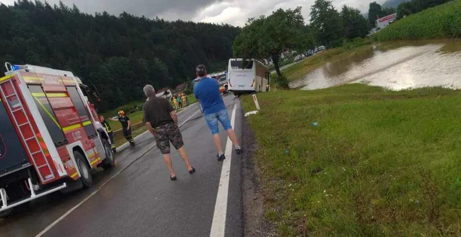 Neurje povzročilo tudi zdrs avtobusa v Bukovski vasi, promet stoji