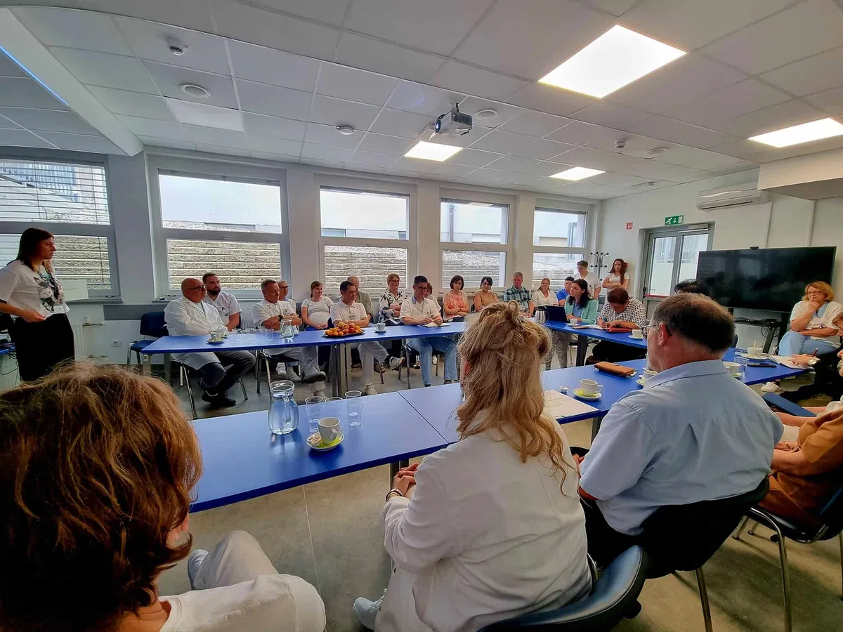 V Slovenjgraški bolnišnici potekala dobrodelna akcija »Ni nam vseeno«, s katero so zaposleni z brezplačnim delom krajšali čakalne vrste