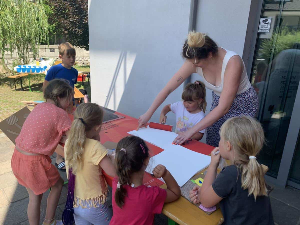 V Galeriji na Ravnah na Koroškem potekajo Bernekerjeve poletne delavnice