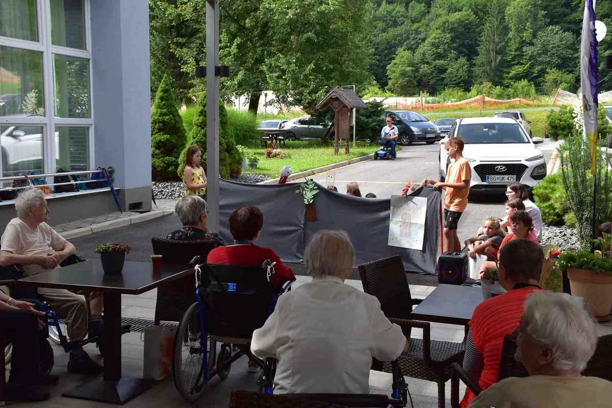Otroci poletnega varstva v Koroškem domu starostnikov Črneče zaigrali lutkovno igrico (FOTO)