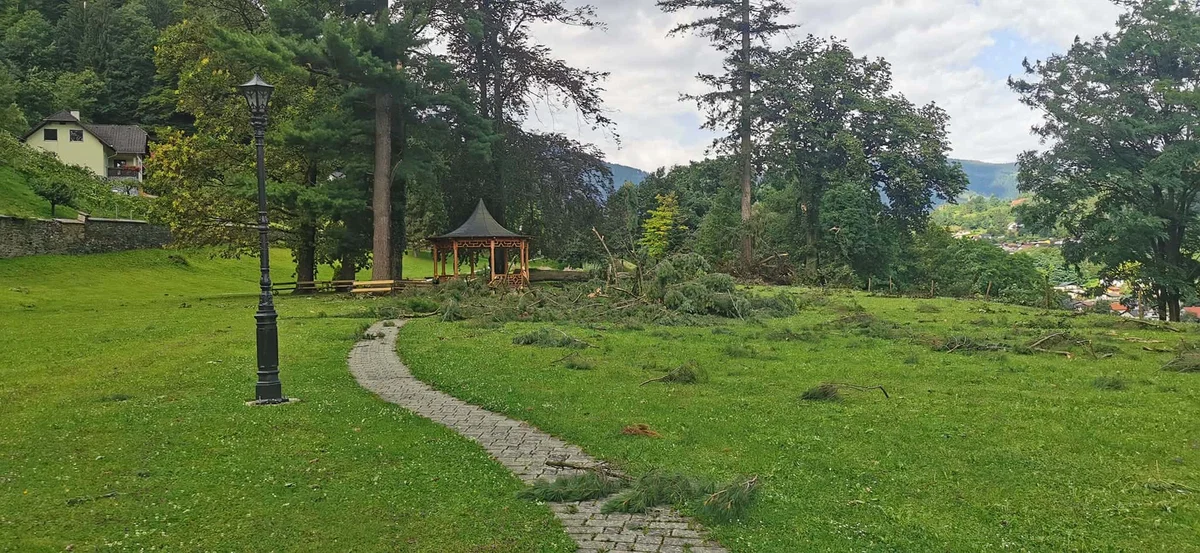Neurje terjalo smrtno žrtev, podiralo drevje in odkrivalo strehe