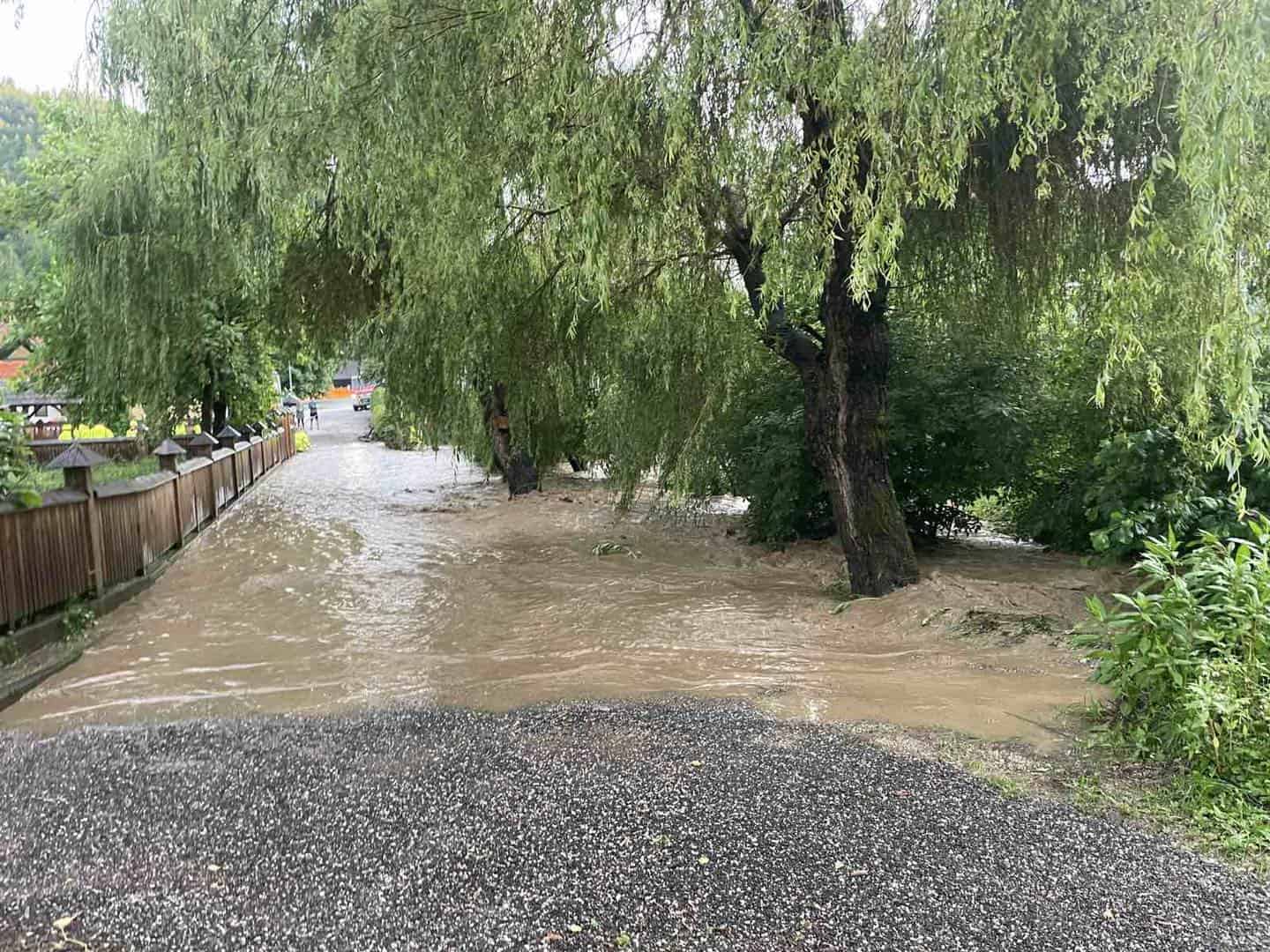 V Dravogradu in v Črni voda ogroža stanovanjsko hišo. Številne ceste poplavljene