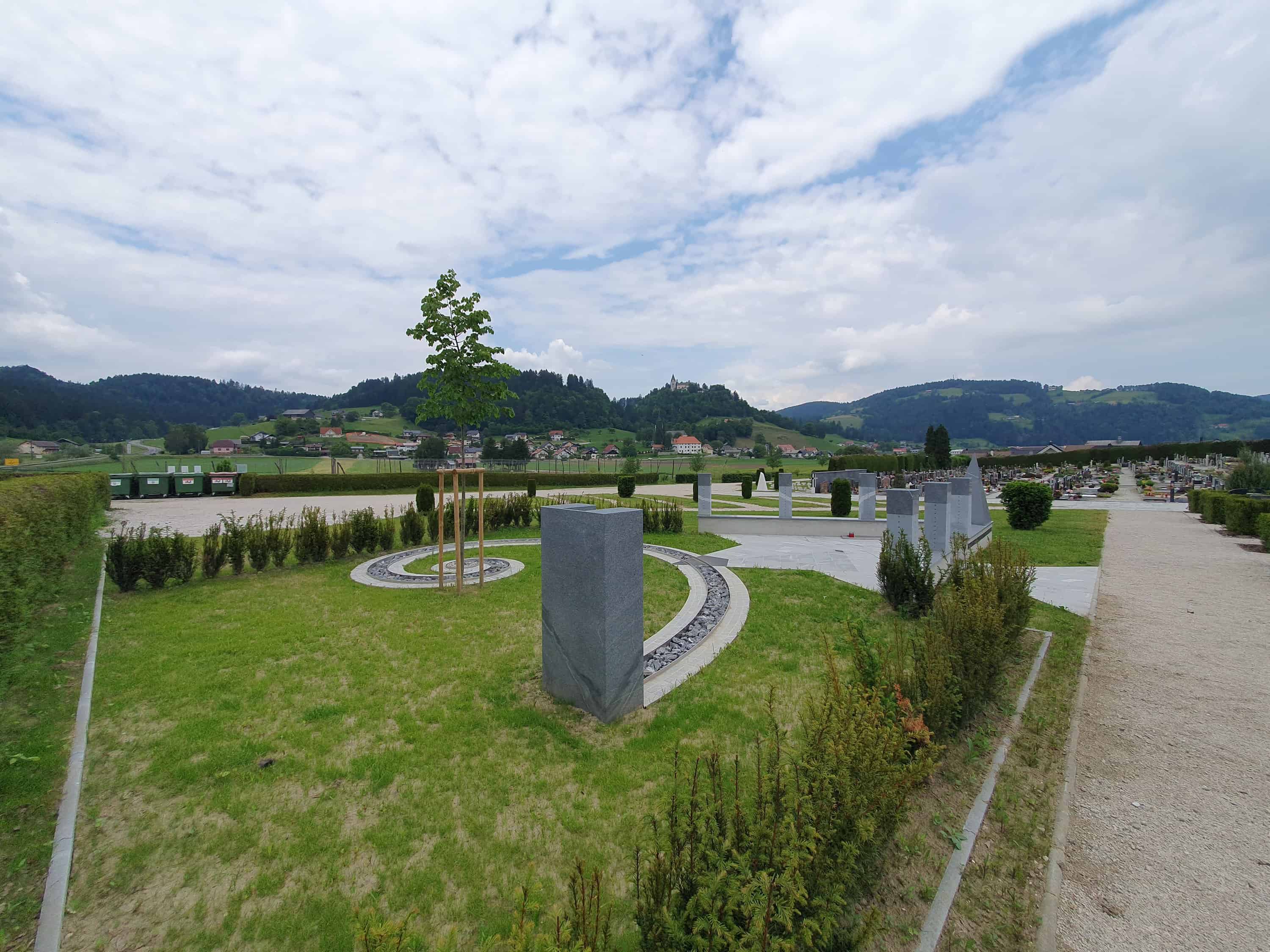 Novost v Slovenj Gradcu: Pogreb z raztrosom pepela