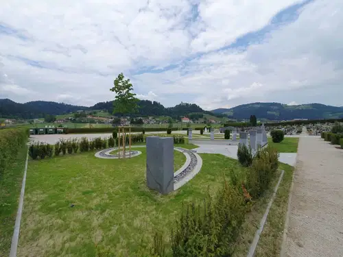 Novost v Slovenj Gradcu: Pogreb z raztrosom pepela