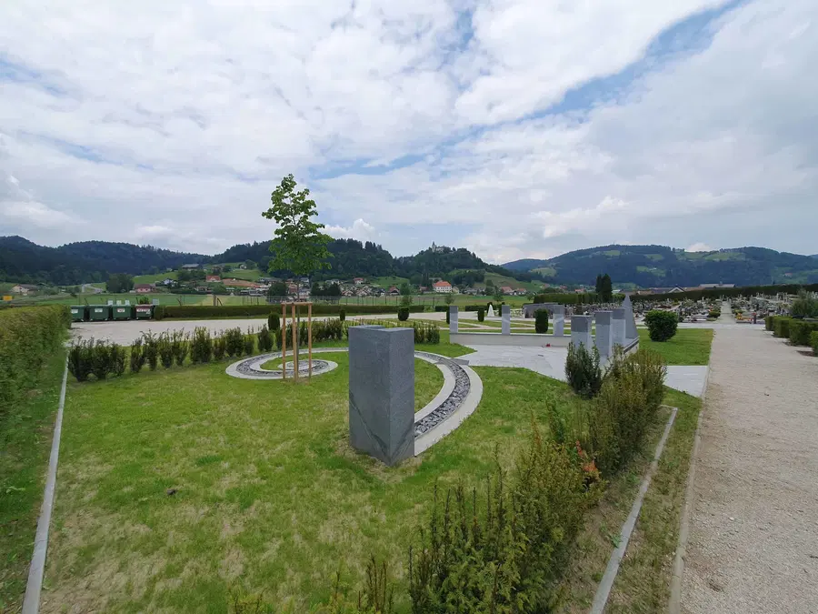 Novost v Slovenj Gradcu: Pogreb z raztrosom pepela
